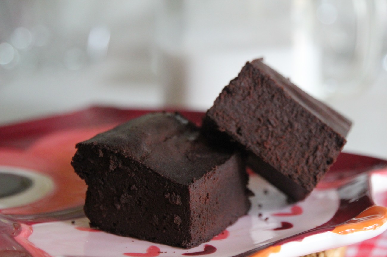 Looking for a healthier version of your favorite dessert? This flourless fudgy brownie recipe is divine and made with no grains or refined sugar. Only 5 ingredients