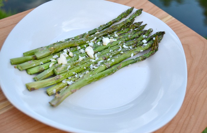 For people in college, like me, or even for people who just don’t know how to cook, I’m here to save you! Today I’ll tell you the easiest way to make asparagus.